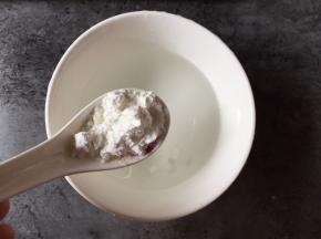 半碗清水加入1勺生粉