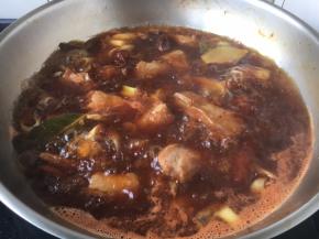 放入适量的开水，开水的量要没过食材。