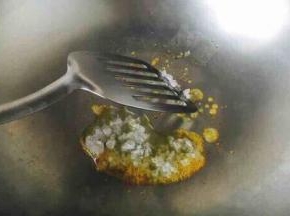 这是冰糖在融化中 ，可用铲子压一压冰糖并翻动冰糖，这样可加速冰糖融化。