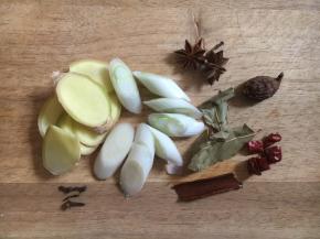 准备好辅助食材，葱、八角、干辣椒、草果、姜、香叶、丁香。