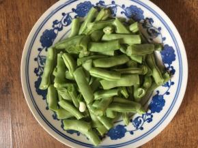 将豆角用淡盐水浸泡15分钟，然后清洗干净，摘去老筋，将豆角掰成寸段。