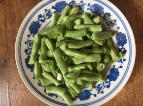 将豆角用淡盐水浸泡15分钟，然后清洗干净，摘去老筋，将豆角掰成寸段。