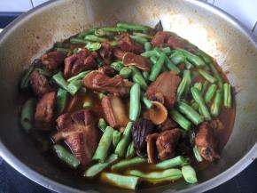 将豆角放入炖好了排骨里，翻炒均匀，中火炖10分钟。