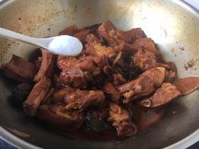 30分钟后改大火收汁，收至自己喜欢的程度，放入适量的盐调味。