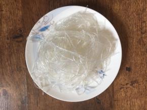 将粉丝用凉水泡软。