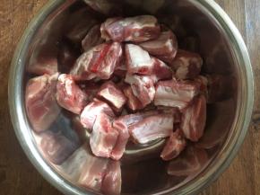 排骨选择小肋排骨，将小肋排骨剁成小块。