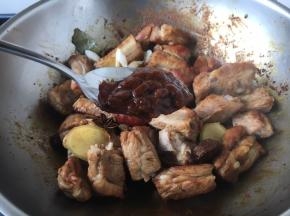 放入1勺的黄豆酱。