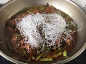 放入泡好的粉丝，翻炒均匀，小火煨1分钟左右。 若果粉丝比较粗的话，应该与豆角同时放入。