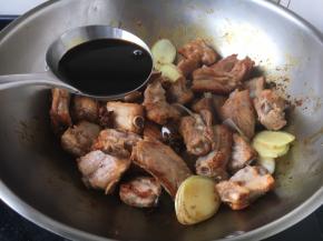 倒入生抽45g左右（米饭小碗半碗），13g左右（1勺）的老抽，半勺（2～3滴）的白醋。 白醋起到去腥的作用。