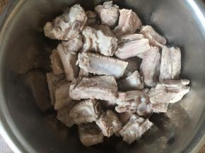 捞出焯过水的小排骨，沥干水分备用。