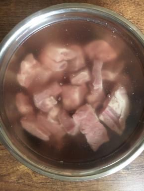 小肋排用清水泡1个小时，洗干净备用。