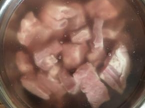 小肋排用清水泡1个小时，洗干净备用。