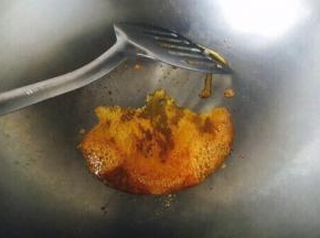 冰糖刚开始融化后的状态如图中中间部分，图中左右两边已经产生气泡，当中间部分也产生气泡后用铲子迅速滑动，