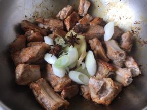 放入佐料，葱段、草果、干辣椒、丁香、香叶、八角。