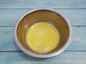 三个鸡蛋打入盆中，然后打散