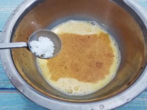 在加入盐，搅拌均匀