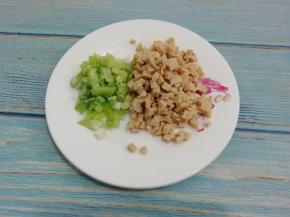 火腿肠和葱切成丁