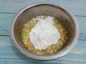 然后再把面粉倒入鸡蛋液中