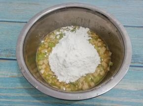 然后再把面粉倒入鸡蛋液中