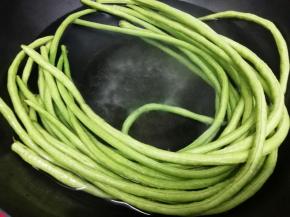 长豆角洗干净去掉两头，然后放入锅中炒熟