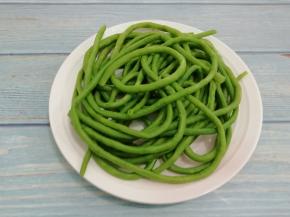 焯熟的豆角捞出沥干水分备用