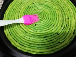 摆好后上面均匀的刷一层油，开小火