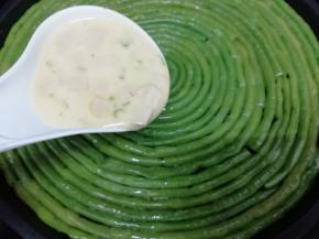 再把搅拌均匀的面糊倒在豆角上