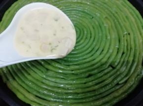 再把搅拌均匀的面糊倒在豆角上