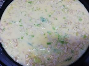 把面糊摊均匀，一直用小火煎