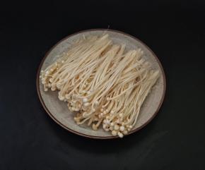 金针菇切去根部，洗净