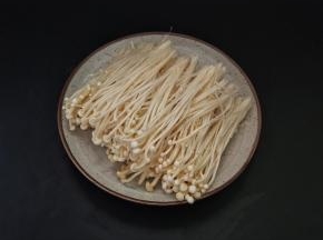 金针菇切去根部，洗净