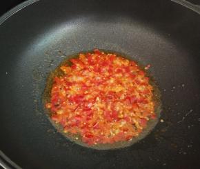 热锅凉油，下剁椒煸出香味