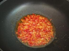 热锅凉油，下剁椒煸出香味