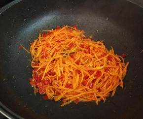 加入胡萝卜丝，翻匀