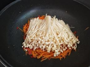 下金针菇炒匀