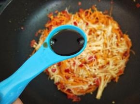 加入生抽，老抽，白糖调味