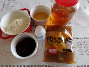 准备好原材料。自制糖浆原材料:纯净水500克，细砂糖1000克，放入锅里小火熬煮到微沸，放入120克的柠檬汁，熬煮到琥珀色即可，全程不可以搅拌，放置两天以后再用。