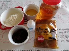 准备好原材料。自制糖浆原材料:纯净水500克，细砂糖1000克，放入锅里小火熬煮到微沸，放入120克的柠檬汁，熬煮到琥珀色即可，全程不可以搅拌，放置两天以后再用。