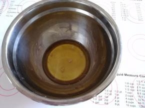 花生油，枧水，糖浆搅拌均匀。