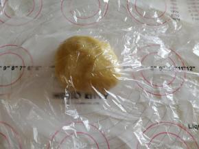 盖保鲜膜松弛两个小时。