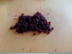 蔓越莓干切碎备用。