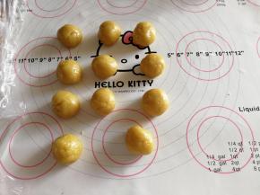 粉皮也分成11个相同的圆剂子。