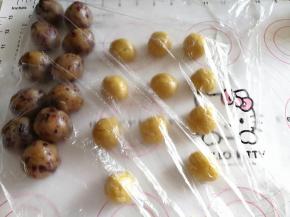 一起盖保鲜膜，以免干裂。