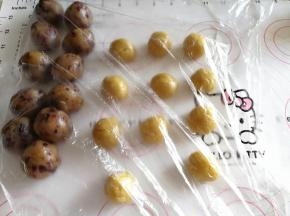 一起盖保鲜膜，以免干裂。