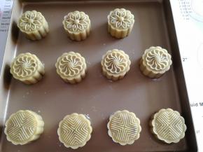 用喜欢的花片压制，烤箱180度预热10分钟。