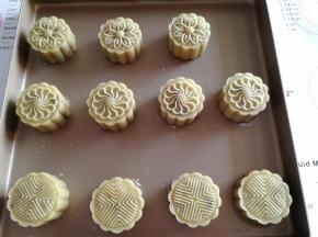 用喜欢的花片压制，烤箱180度预热10分钟。