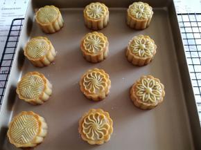 将月饼放入烤箱，烤8~10分钟，稍微上色即可，拿出来晾凉，然后再刷上一层薄薄的蛋黄液。