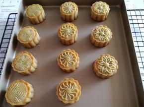 将月饼放入烤箱，烤8~10分钟，稍微上色即可，拿出来晾凉，然后再刷上一层薄薄的蛋黄液。