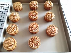 取出晾凉以后，用保鲜袋套住，室温放置2~3天回油即可食用。