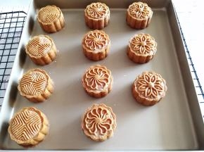 取出晾凉以后，用保鲜袋套住，室温放置2~3天回油即可食用。